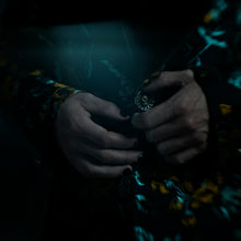 Cargar imagen en el visor de la galería, Chaqueta entallada en brocado azul y amarillo