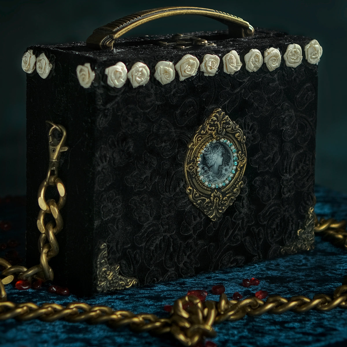 Victorian cameo on black velvet brocade hand bag – Lorena Cordero