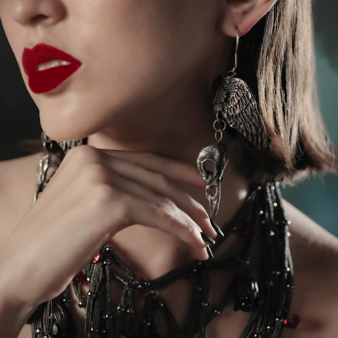Aretes cuervo con alas