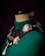 Cargar imagen en el visor de la galería, Treasures of light black italian lace necklace