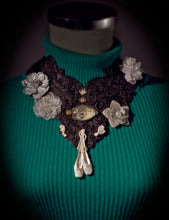 Cargar imagen en el visor de la galería, Treasures of light black italian lace necklace