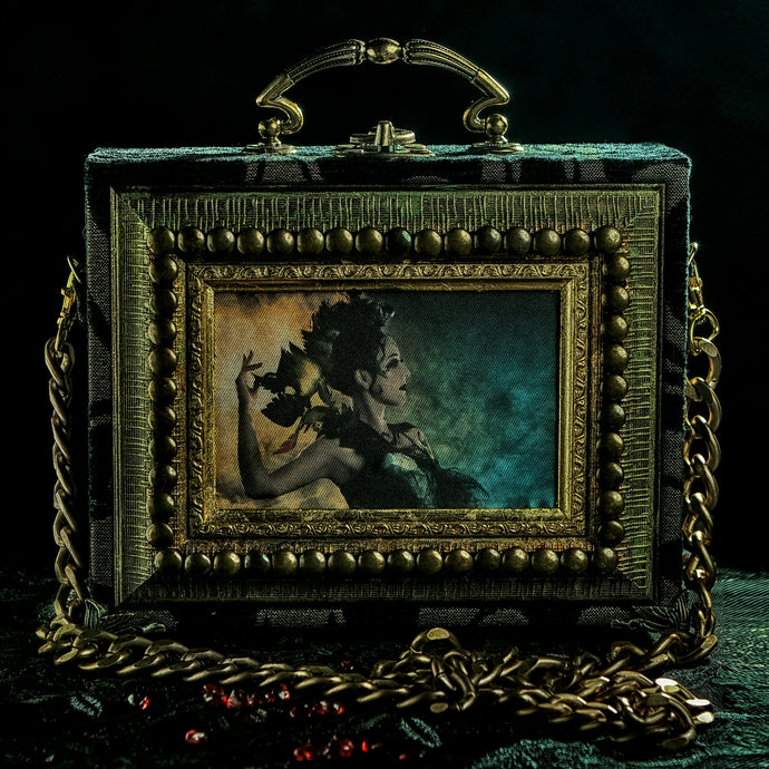 Cartera con la Diosa Kaos sobre brocado negro y dorado