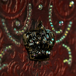 Cartera con camafeo victoriano enmarcado  sobre brocado rojo y cyan