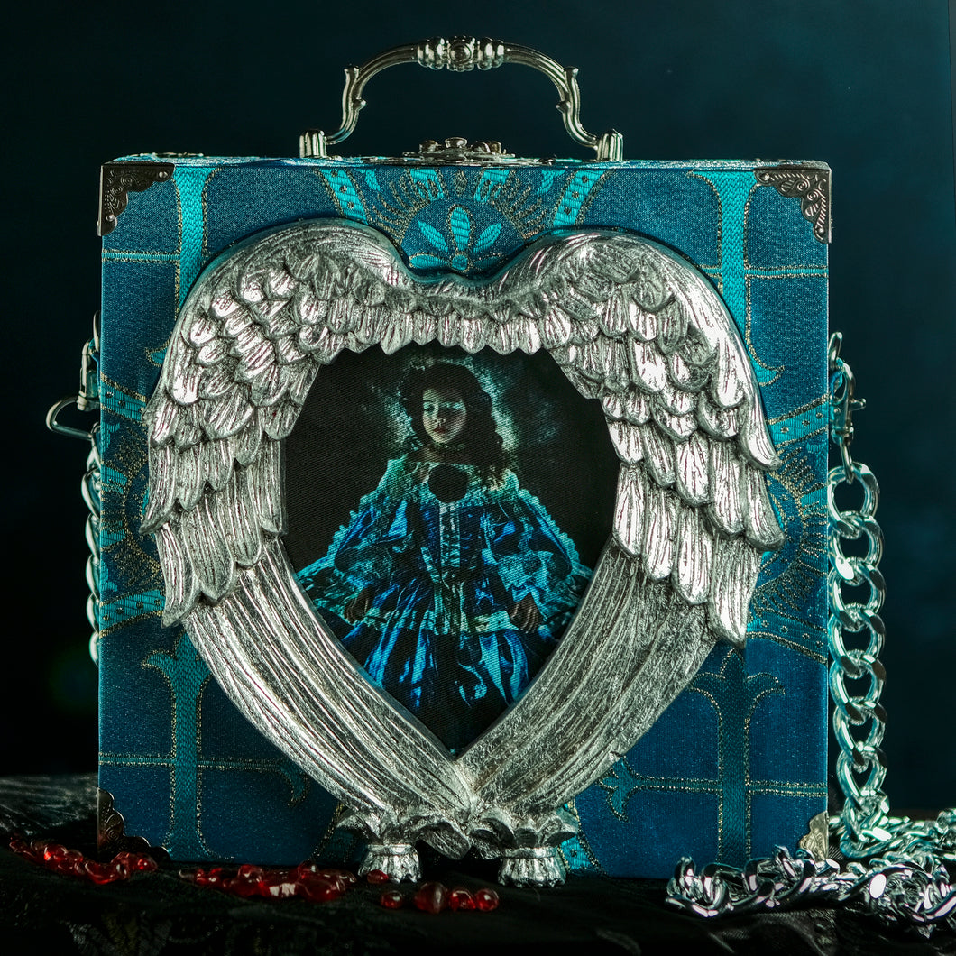 Cartera La Infanta en un marco de corazón tallado a mano 