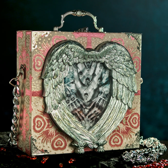 Cartera las manos de Isabel en un marco de corazón tallado a mano 