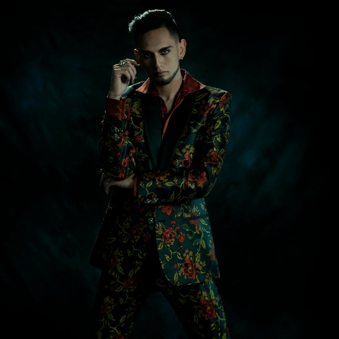 Chaqueta en brocado de flores rojas y hojas