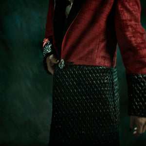 Elegante abrigo rojo aterciopelado con una red de rombos de cuerina