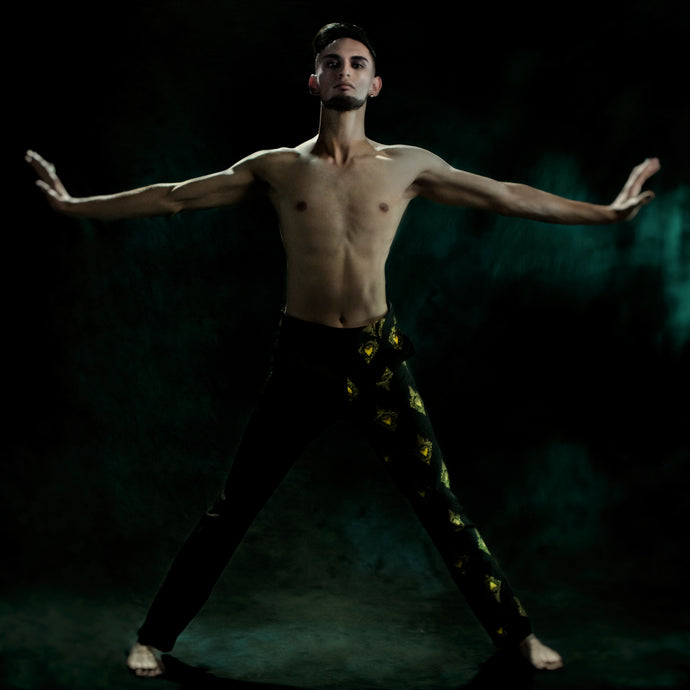Pantalón negro con corazones sagrados