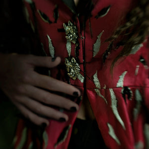 Abrigo largo gótico y elegante, bordado con detalles de plumitas