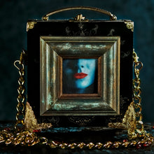 Cargar imagen en el visor de la galería, Cartera Kali enmarcada sobre brocado aterciopelado negro