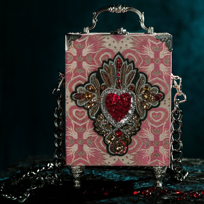 Cartera con Sagrado corazón bordado y cristales sobre brocado rosa