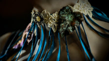 Cargar imagen en el visor de la galería, Spicky blue feathers choker