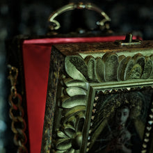 Cargar imagen en el visor de la galería, Cartera Virgen de los Dolores en marco tallado