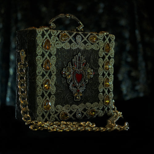 Cartera con Sagrado corazón bordado y cristales sobre brocado