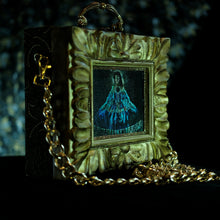 Cargar imagen en el visor de la galería, Cartera La Infanta en un marco tallado