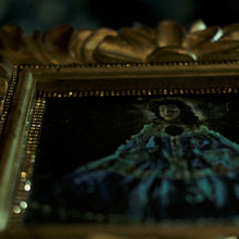 Cargar imagen en el visor de la galería, Cartera La Infanta en un marco tallado