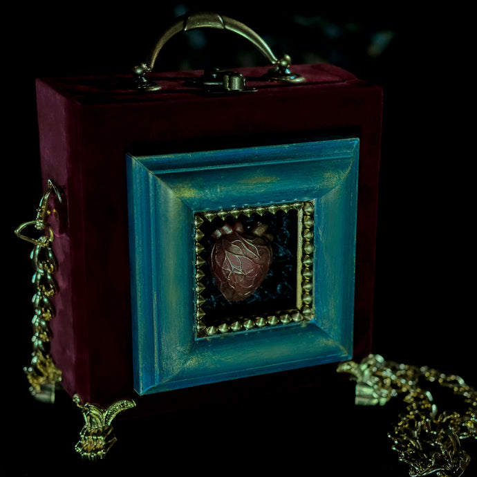 Cartera con corazón de resina en marco azul