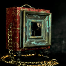 Cargar imagen en el visor de la galería, Cartera Juana la Loca enmarcada sobre brocado rojo profundo