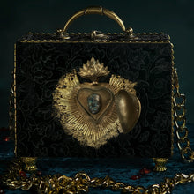 Cargar imagen en el visor de la galería, Dorado Sagrado Corazón sobre bolso de terciopelo negro
