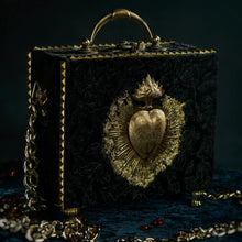Cargar imagen en el visor de la galería, Dorado Sagrado Corazón sobre bolso de terciopelo negro